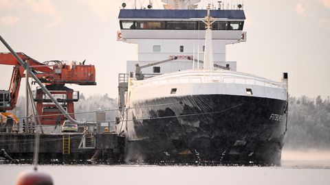 Soome lahes kaableid lõhkunud laeva meeskonnal sai elamiseks raha otsa