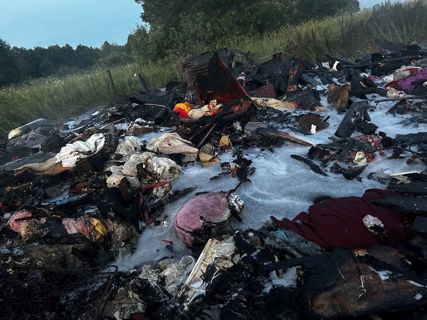 Mõhküla prügilõkkest leidsid päästjad madratseid, külmkappe, arvutitoole ja kõike muud, mis lõkkesse kindlasti ei kuulu.