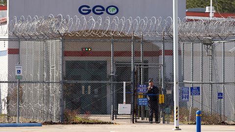 VIDEO ⟩ Halb Hollywoodi film või reaalsus? Prantsuse pere meeleheitlik heitlus, et päästa 86-aastane ema USA kinnipidamiskeskusest