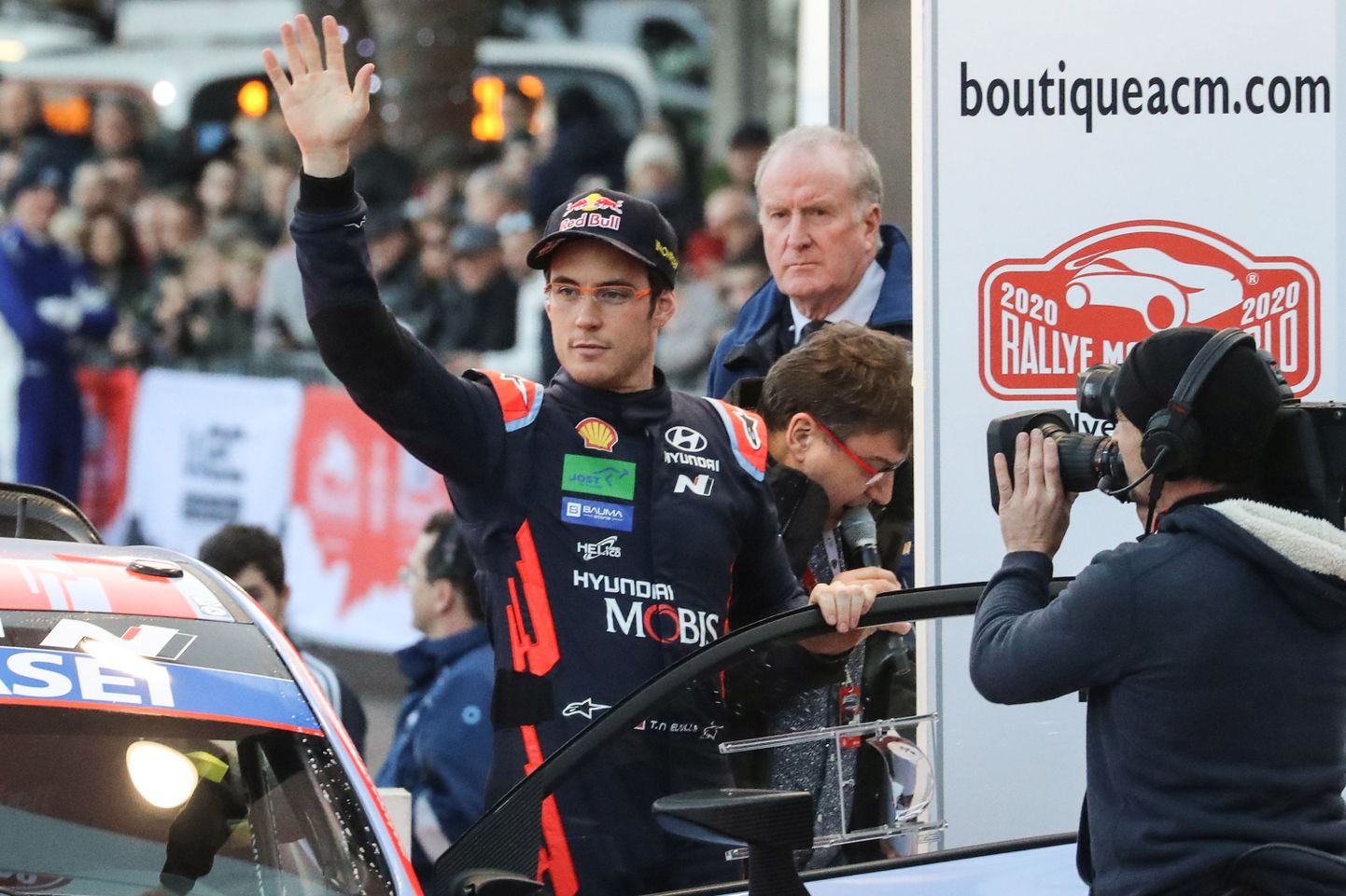 Belgia rallituus Thierry Neuville Monte Carlos publikule lehtvitamas.