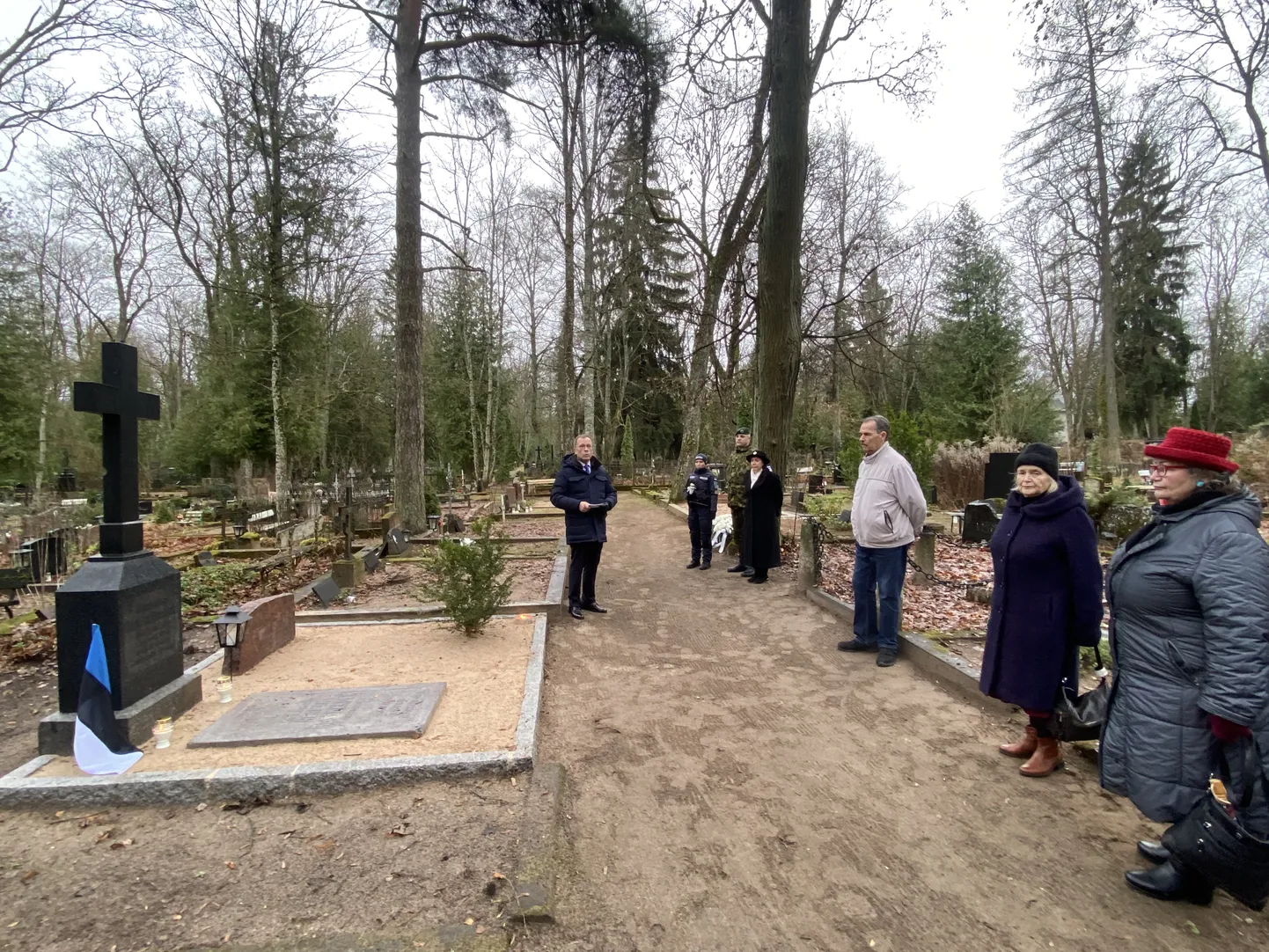 Laupäeval mälestati Raadil Uspenski ja garnisoni kalmistul 100. aastapäeva puhul detsembrimässus langenuid 100.