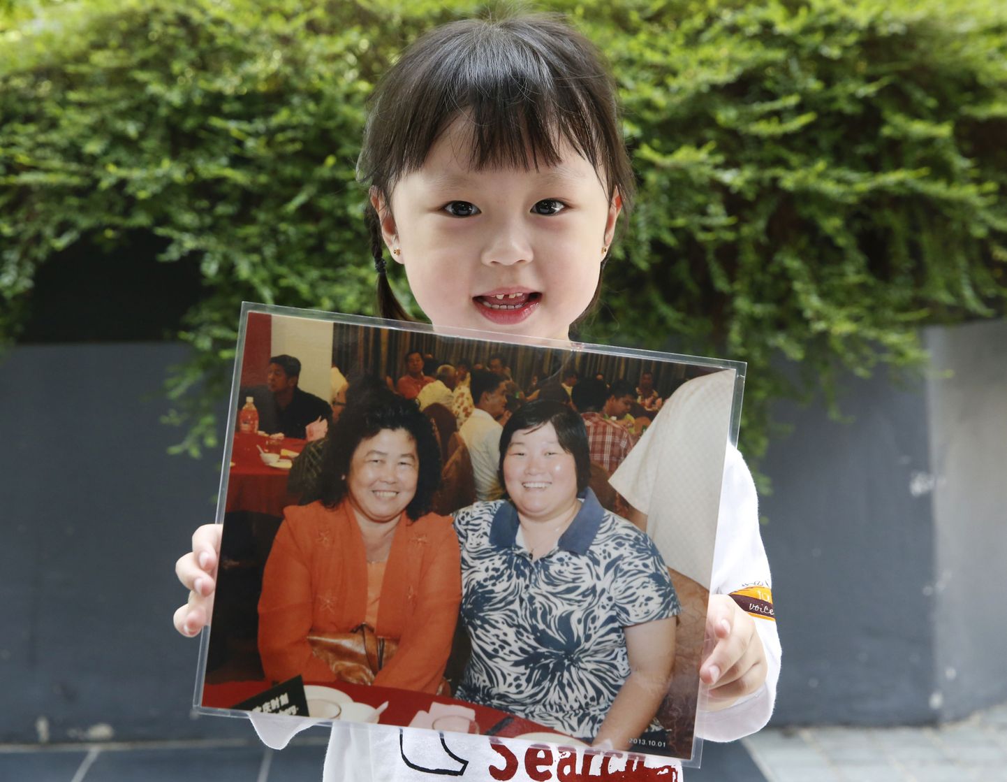 Nelja-aastane Jie Yie, käes pilt vanaemast Lee Sew Chust ja tädist Ng May List, kes jäid MH370 katastroofi käigus kadunuks.