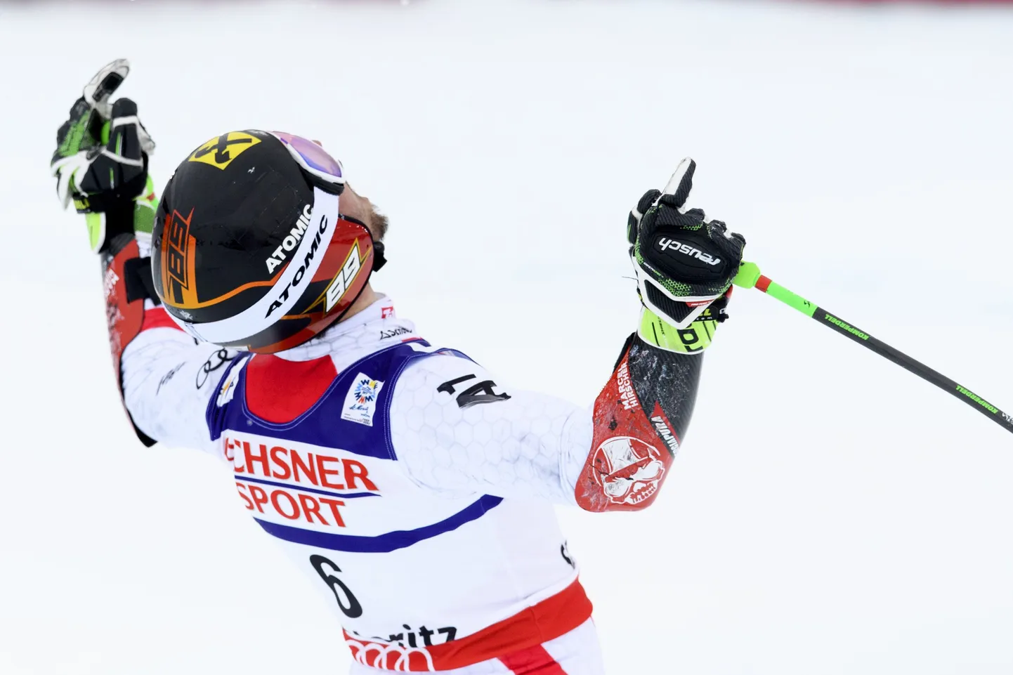 Marcel Hirscher võidutses hoolimata ehmatavast vahejuhtumist.