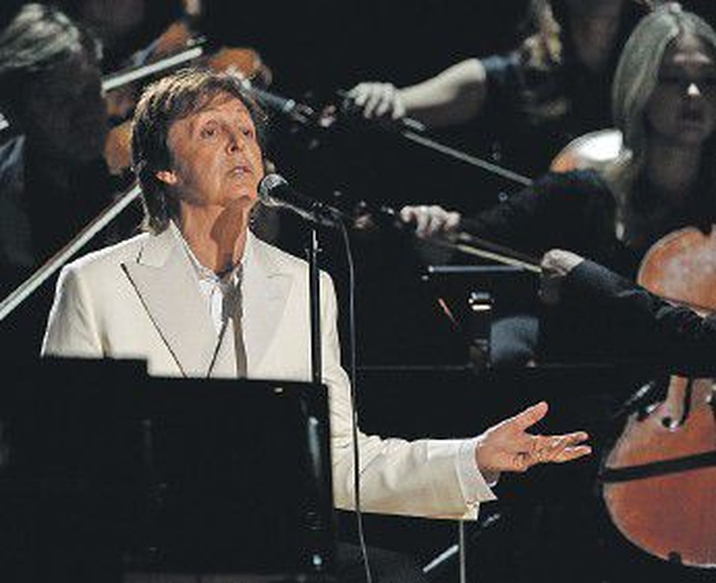 69-летний Пол Маккартни выступил на церемонии в сопровождении симфонического оркестра.