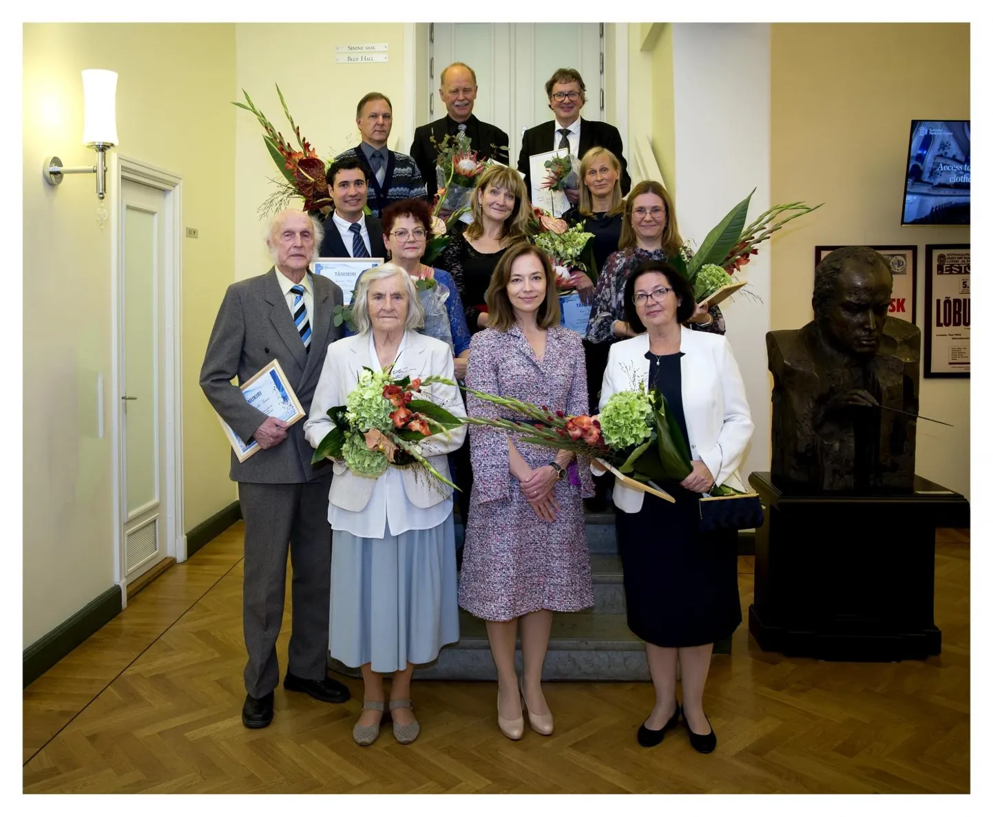 Kultuurkapitali pedagoogi tunnustuspreemia laureaadid koos haridusminister Liina Kersnaga. Edvin Lips on tagumises reas kesksel kohal.