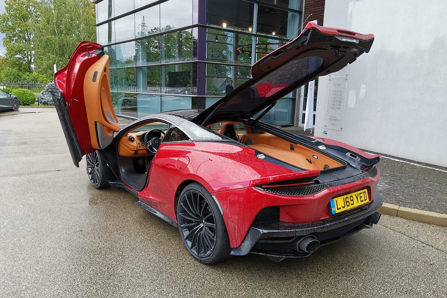 McLaren GT