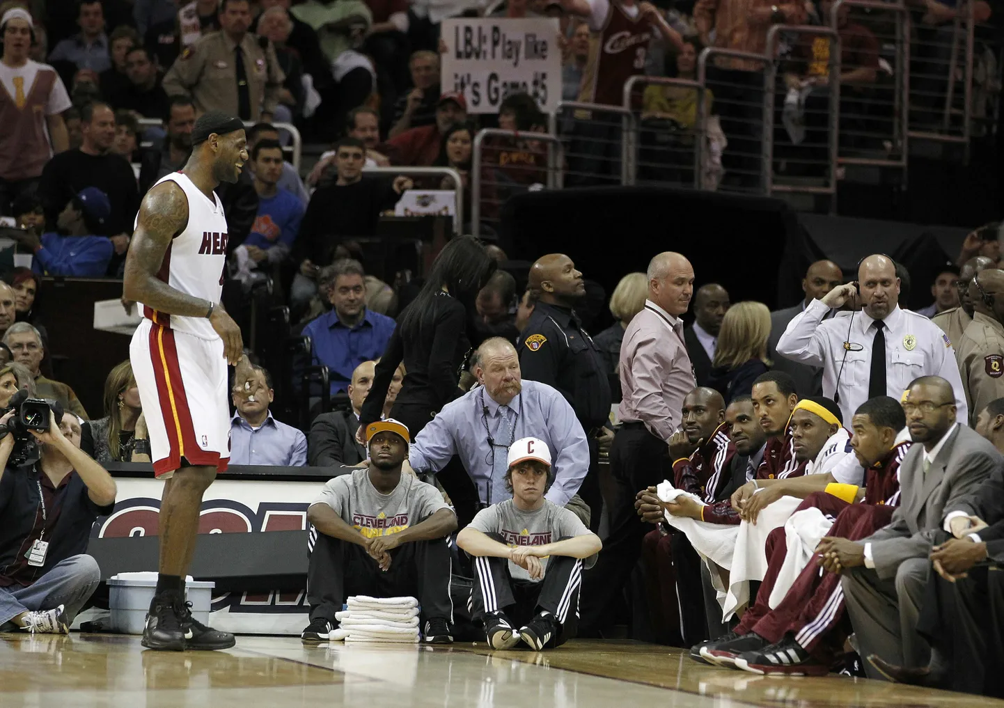 LeBron James (vasakul) liikumas Cleveland Cavaliersi pingi poole.