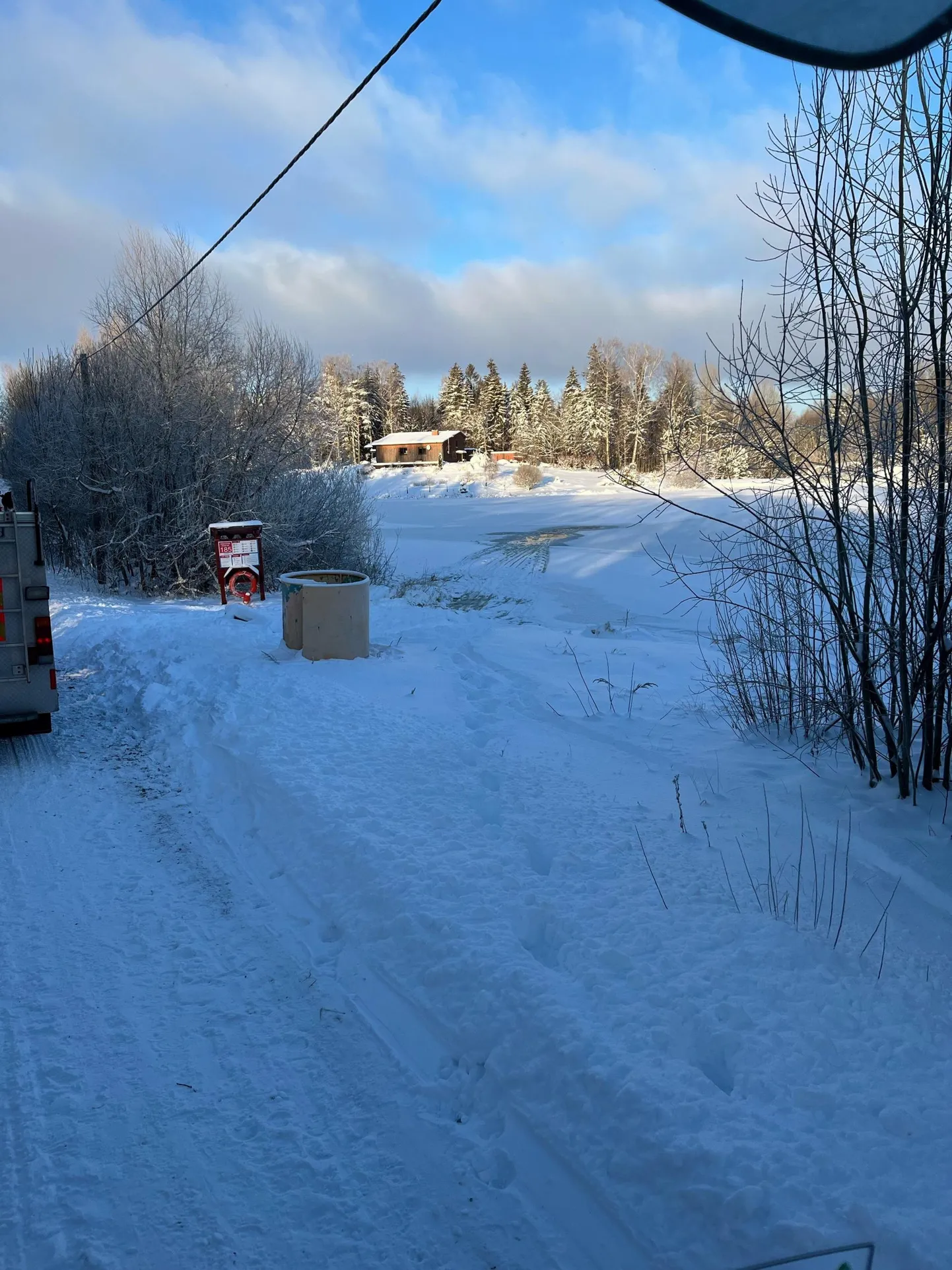Just siin, Puka lähedal Komsi külas vajus koer läbi Venevere järve jää ning algasid päästetööd.
