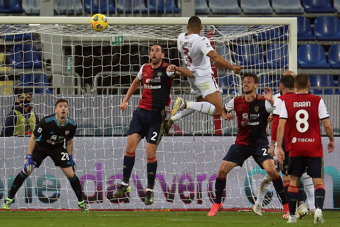Torino keskkaitsja Gleison Bremer (valges) hüppas Cagliari mängijad üle ja suunas nahkkera väravasse.