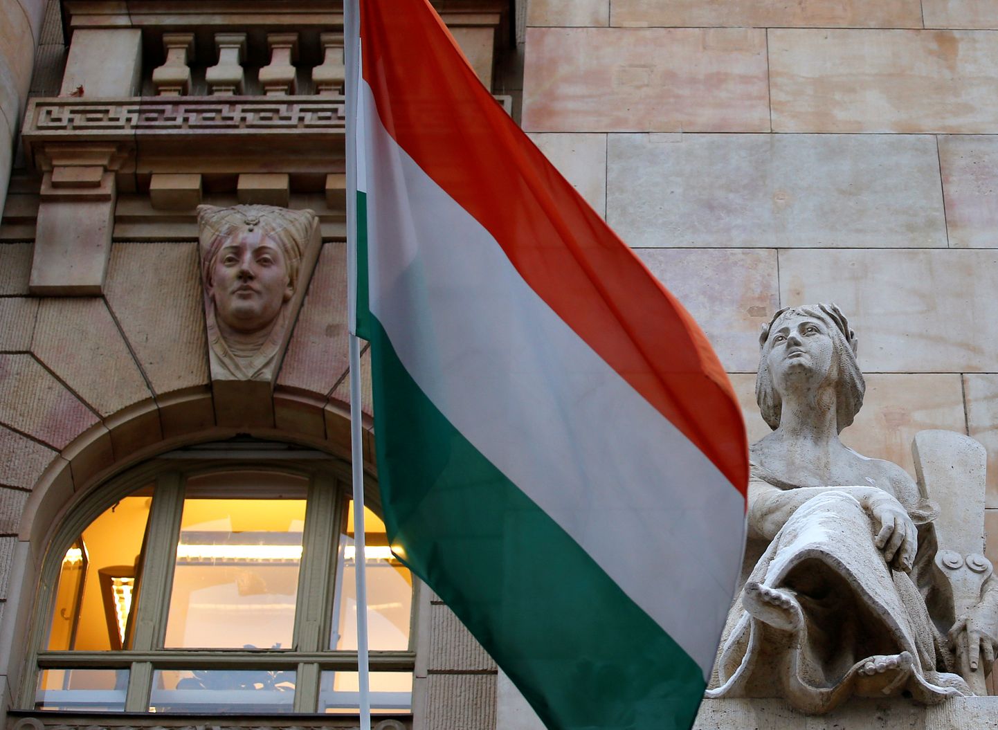 Ungari riigilipp.