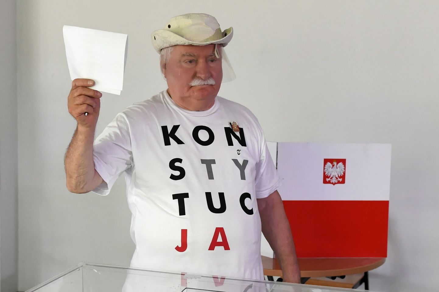 Lech Wałęsa presidendivalimistel hääletamas.
