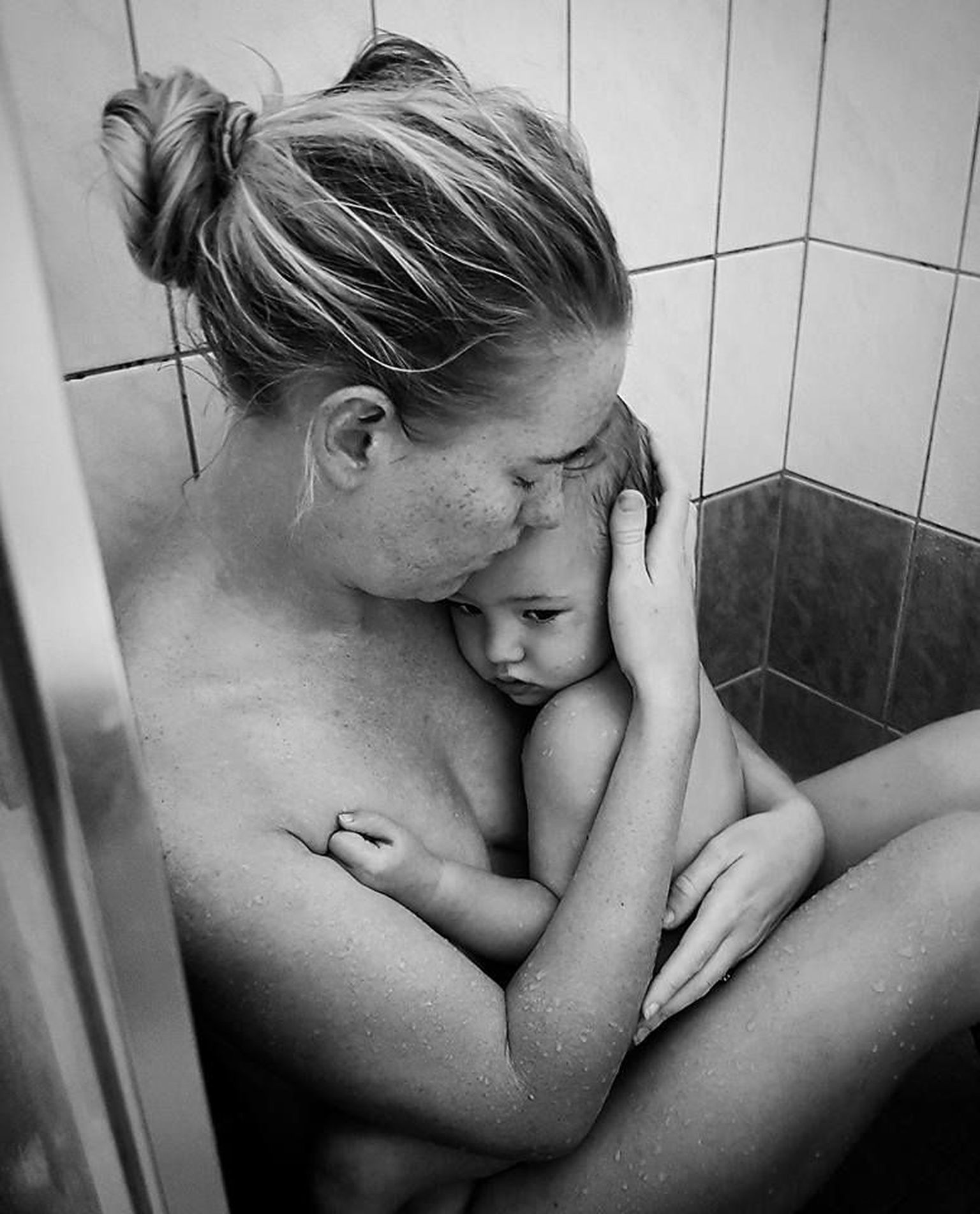 Молодые мамы в душе. Маленькие детишки в душе. Маленькие мамы. Мама с малышом в душе. Фотосессия мама и малыш.