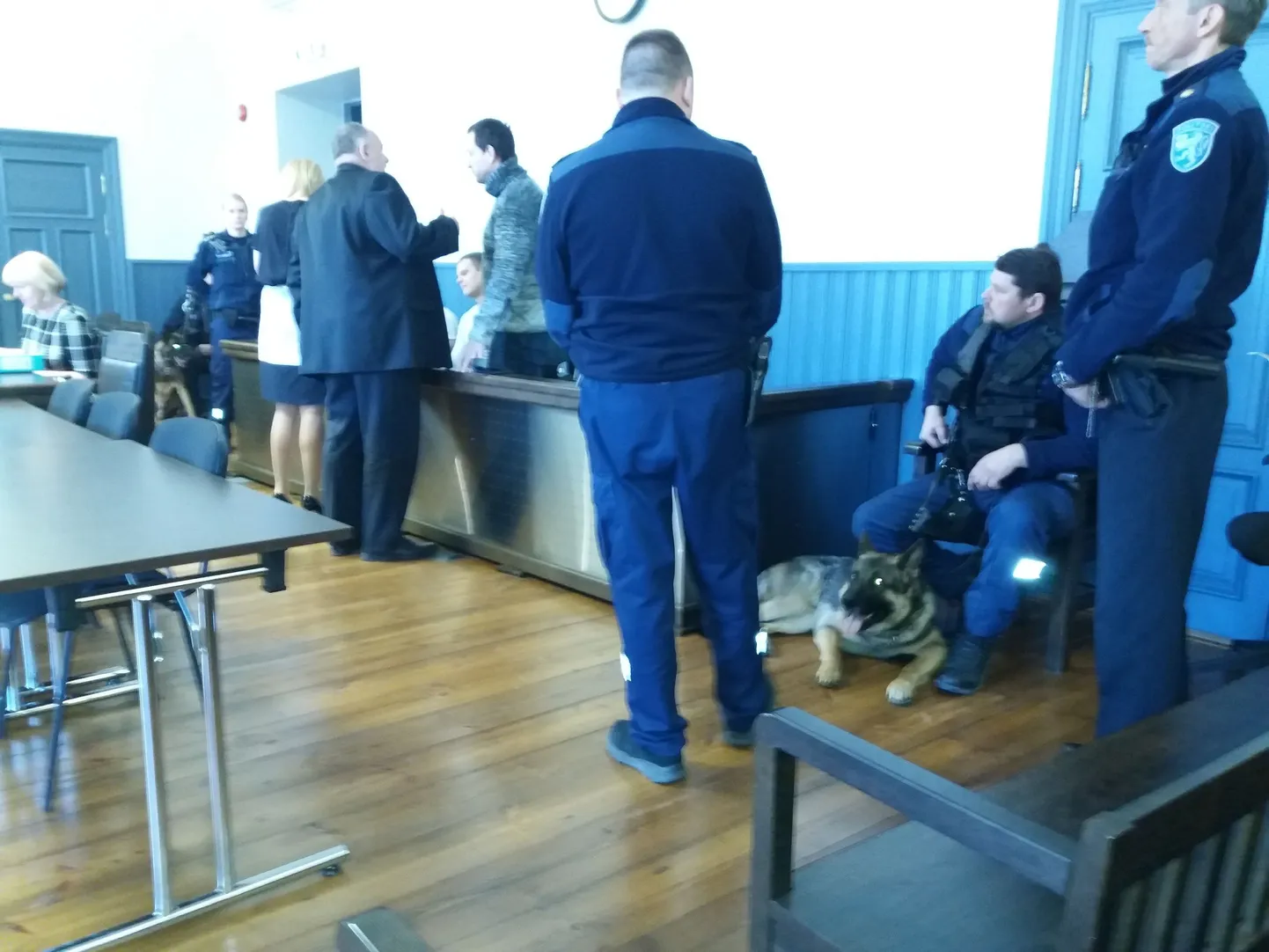 Kohtuistungil relvasmugeldatate üle 12. mail valvas relvasmuugeldajaid tugevdatud konvoi.