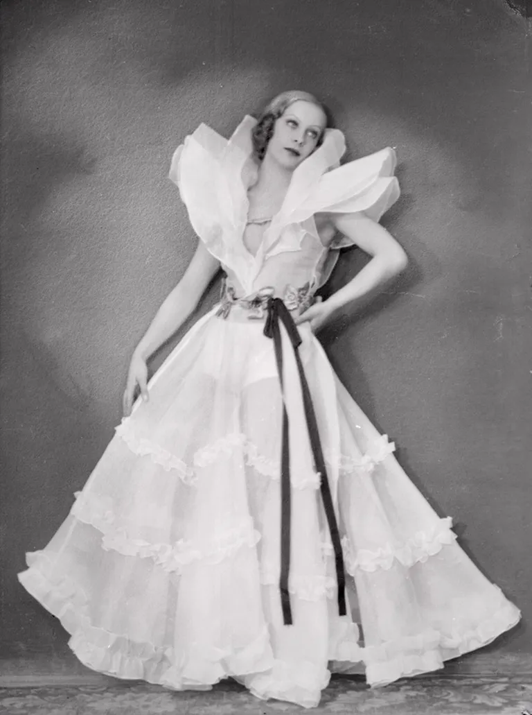 Klaudia Maldutis, täisportree, ca 1935, ETMM _ 4868 Fk 4765/kl, Eesti Teatri- ja Muusikamuuseum