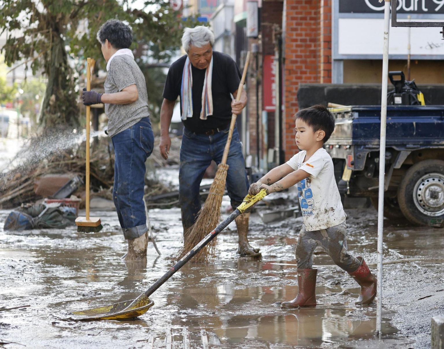 Jaapanit räsivad tulvad ja mudavoolud. 