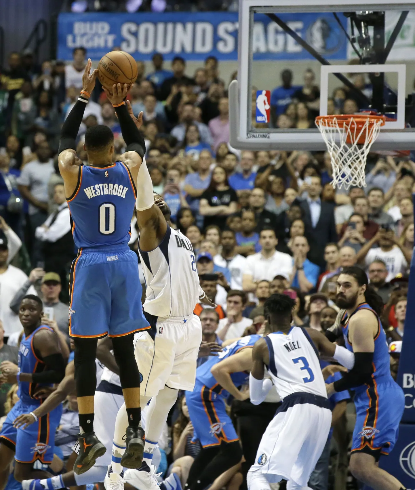Russell Westbrook võiduviskel.