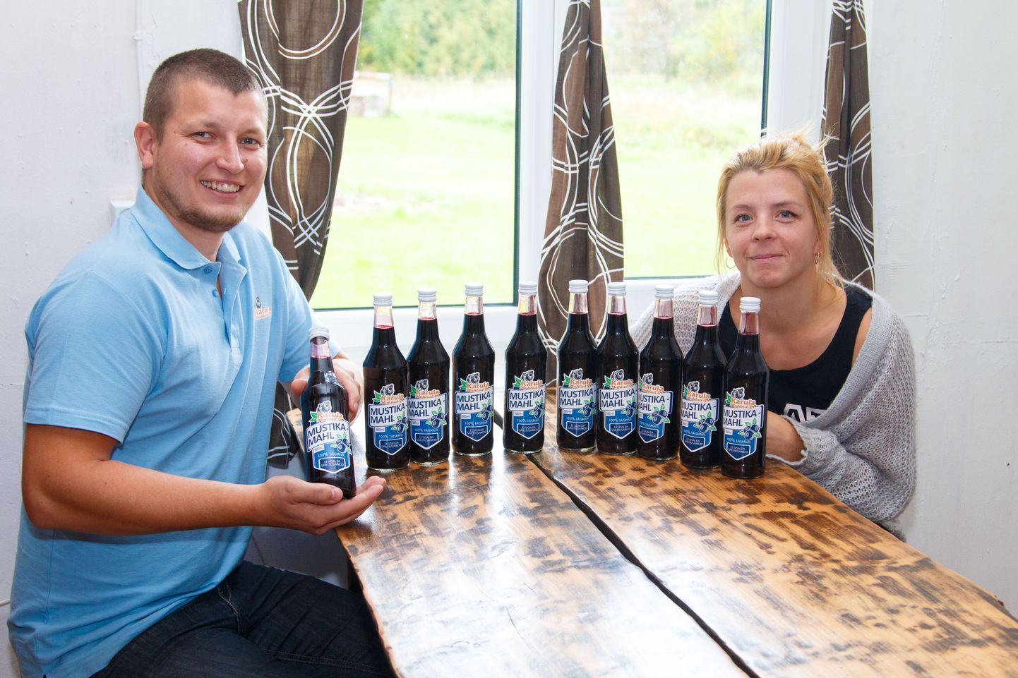 Karula vallas Vähero külas on end sisse sättinud Raido Õis ja Sigrid Rüütli, kes alustasid selle aasta suvel ettevõtlusega. 5. juulil asutatud Karula Mahlad OÜ on tänaseks pudelitesse villinud üle 300 pudeli mustikamahla.