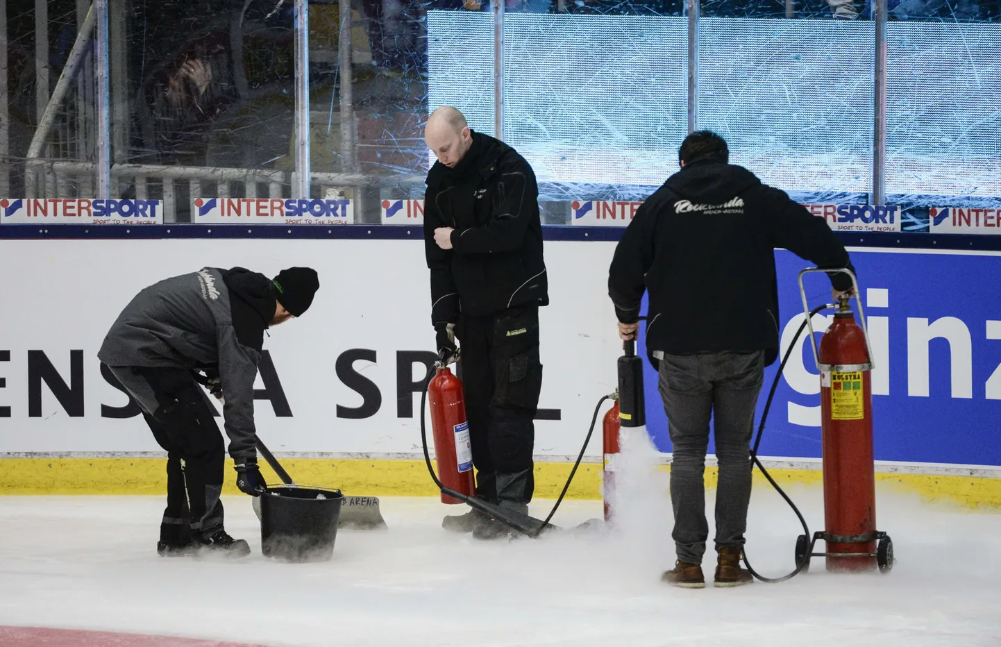 Матч Евротура между сборными Швеции и Финляндии по хоккею не был доигран до конца из-за проблем со льдом на стадионе ABB Arena в шведском Вестеросе.