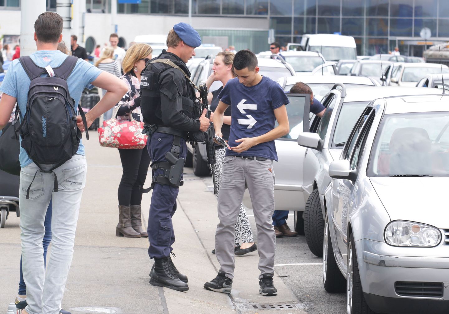 Полиция проверяет документы в аэропорту Шипхол.