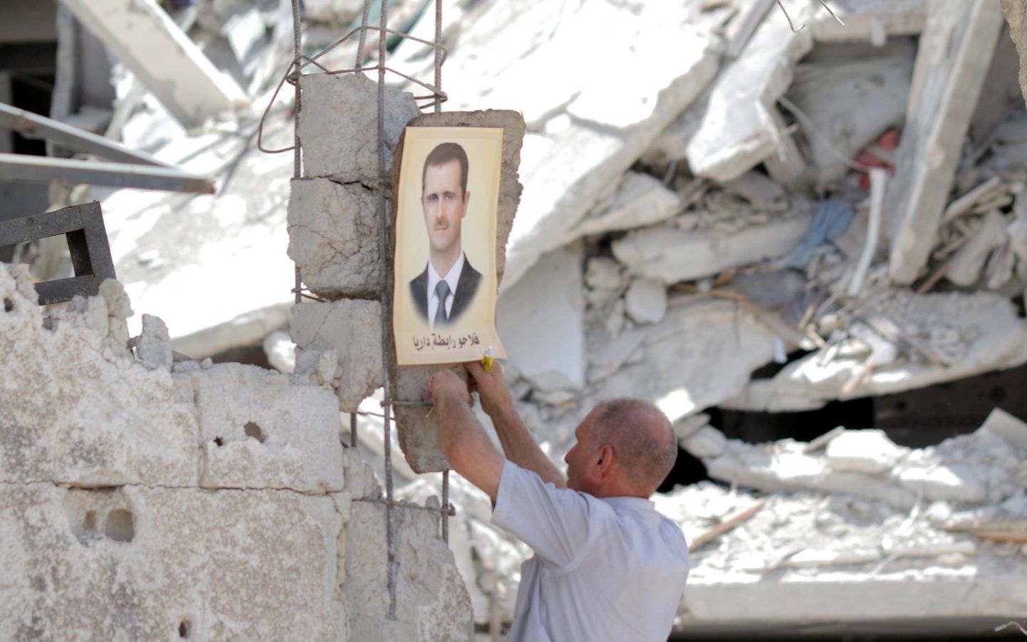 2018. aasta varasuvel võttis Assadi valitsus tagasi täieliku kontrolli Damaskuse ja linna ümbritsevate piirkondade üle, mille nad olid kaotanud 2011. aastal alanud kodusõja käigus. Nii pealinn kui kogu riik on varemeid täis.