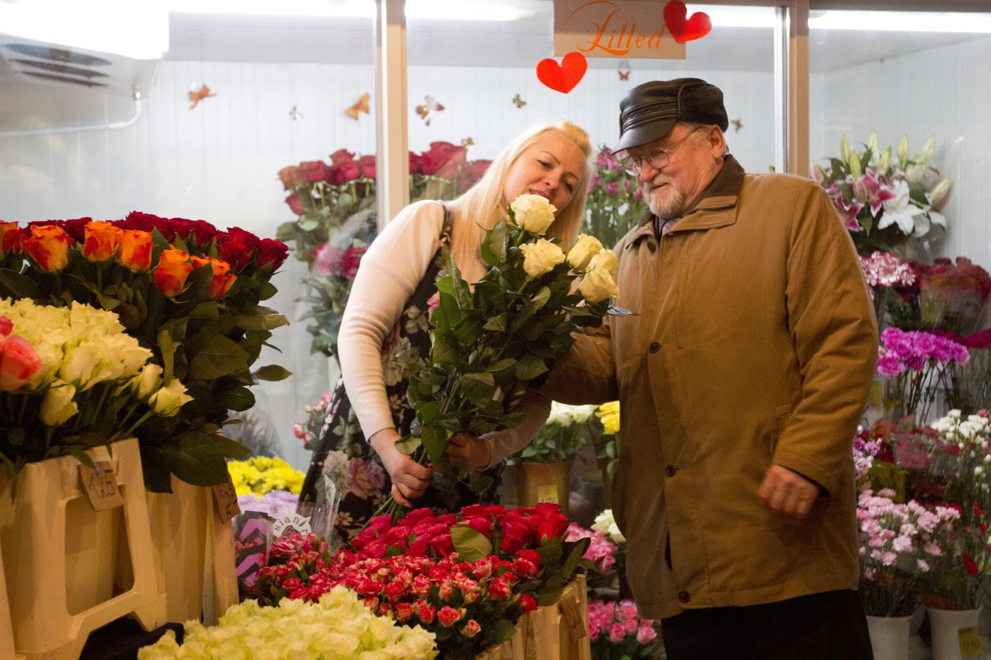 Lillemüüja Karin Nurmsalu aitas eile põllumeeste juhil Jaan Bachmannil naiskolleegidele naistepäeva puhul lilli valida.
