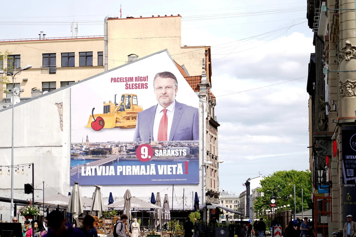 Partijas "Latvija pirmajā vietā" reklāmas plakāts pašvaldību vēlēšanām uz ēkas sienas Kaļķu ielā.