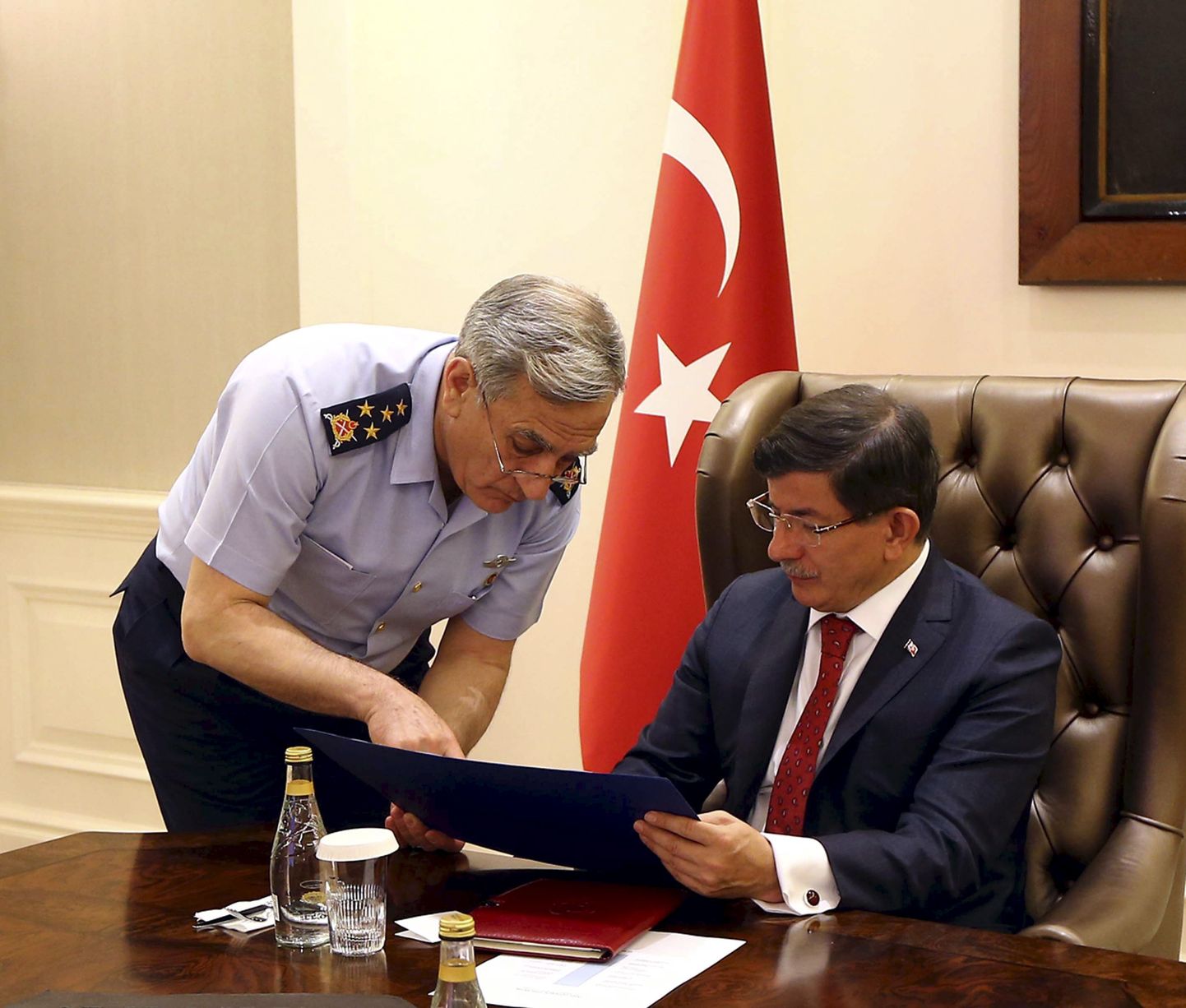 Акын Озтюрк (слева) и премьер-министр Турции Ахмет Давутоглу.