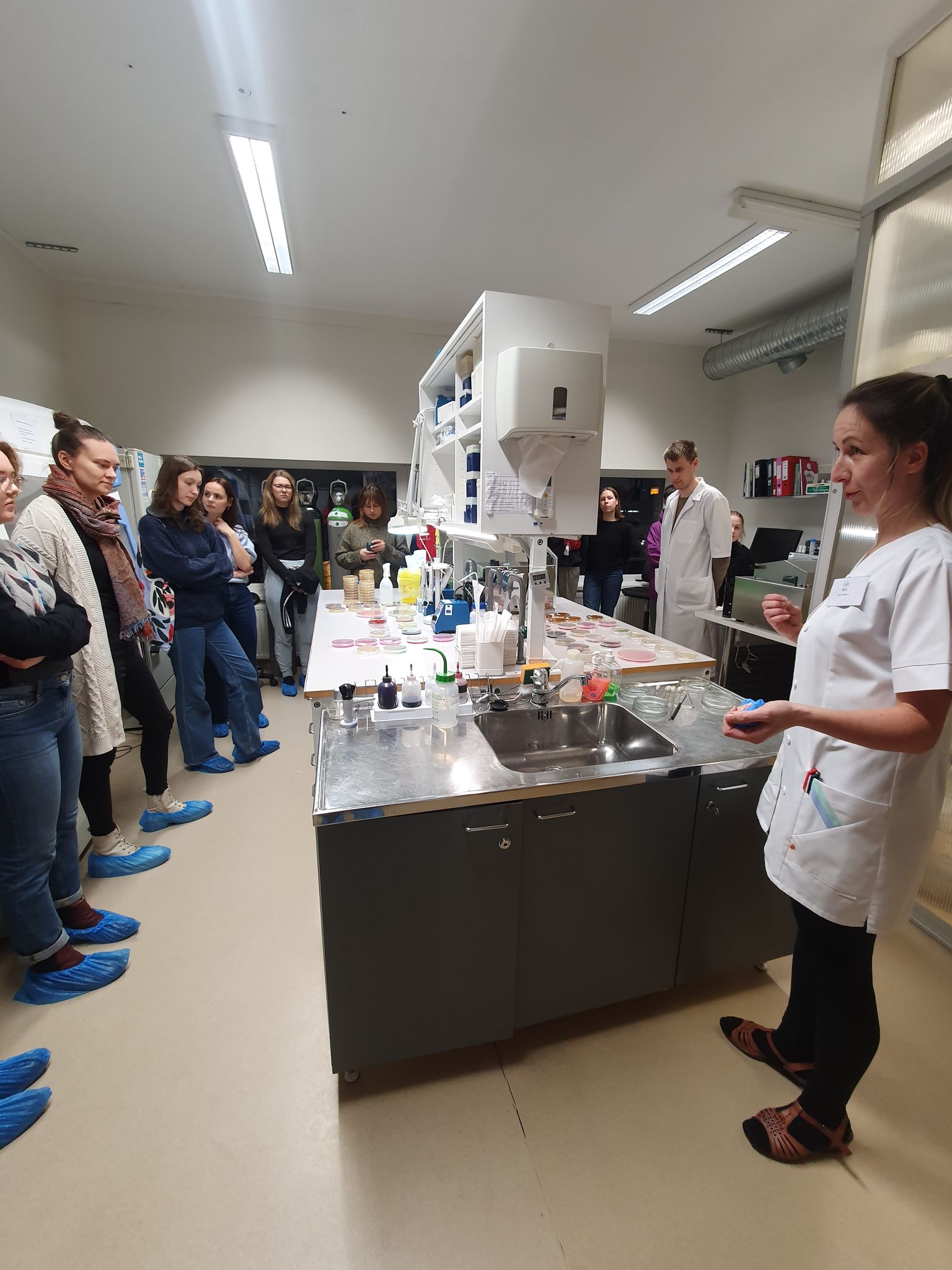 Elena Shkut tutvustas noortele BioCC mikrobioloogialaborit. Toidutehnoloogia laboris said tudengid maitsta BioCC-s arendatud šokolaadi, maitsevett ja hapendatud piima