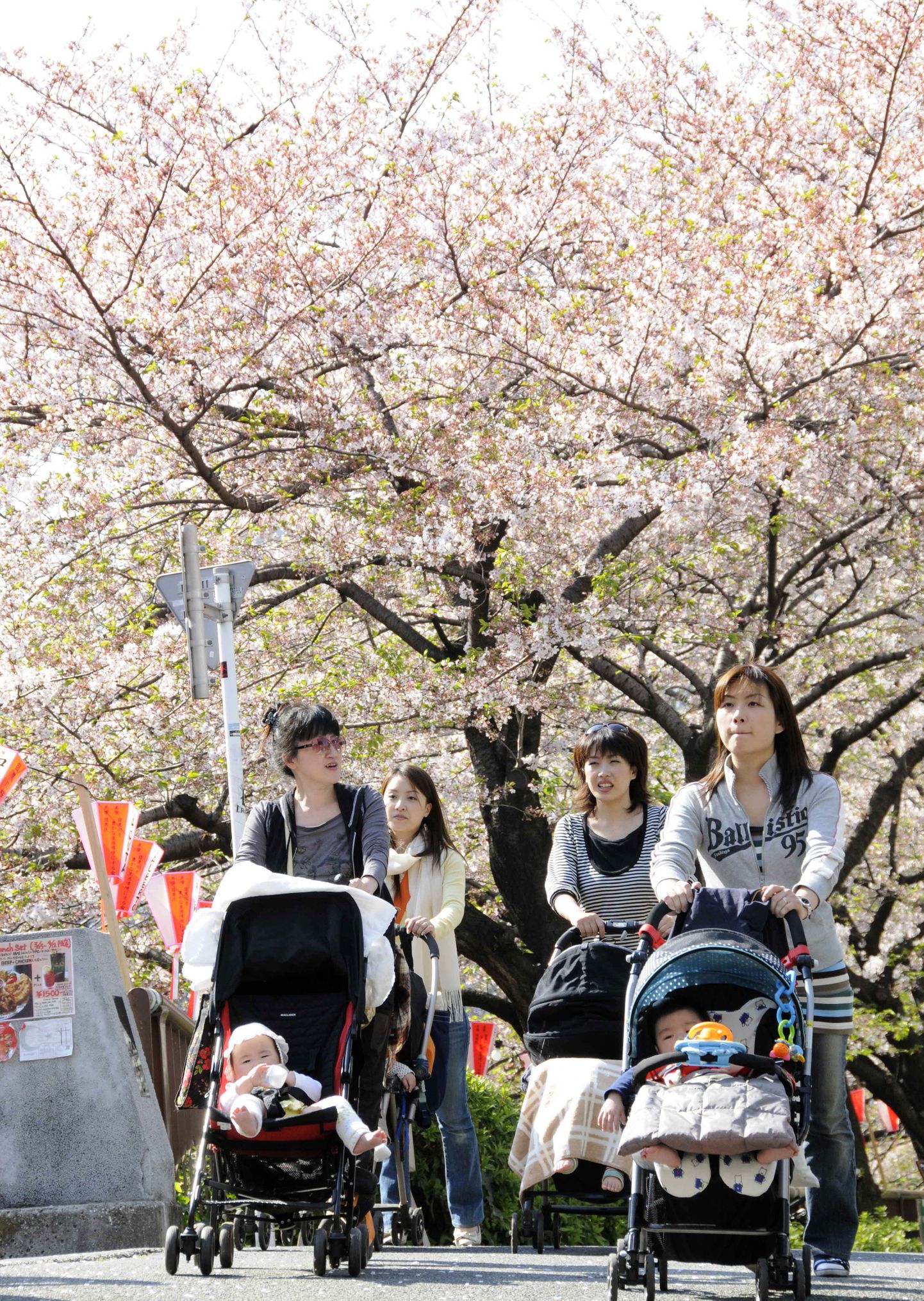Noored emad Tokyo tänavatel jalutamas. Pilt on illustreeriv.