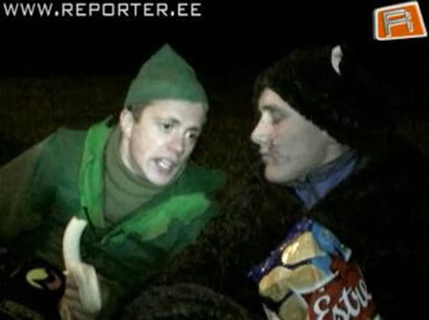 Robin Hood ja karu maanteekraavis grillimas.