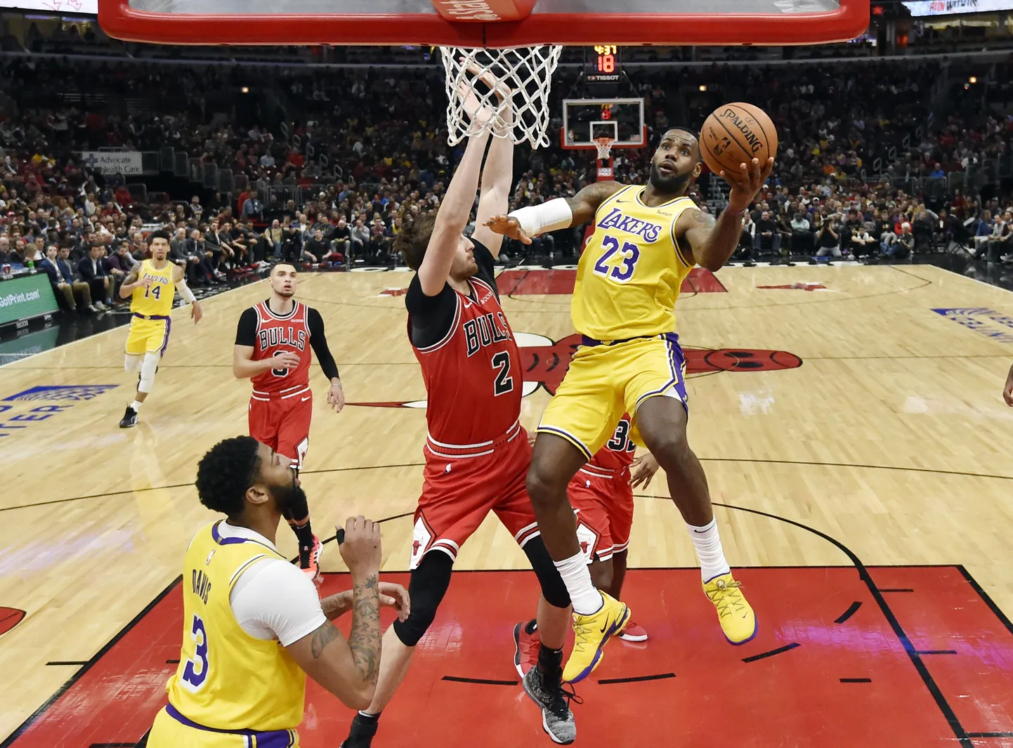 LeBron James Bullsi korvi järjekordset palli viskamas