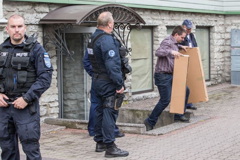 Pärastlõunal oli Kadriorus Faehlmanni tänaval kohal hulk politseinikke, et julgestada olukorda, kus relvaäri Jagdhof tühjaks tõsteti.