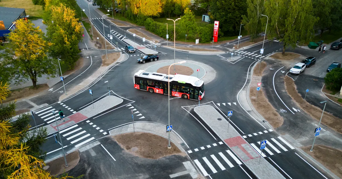 VAATA JA VÕRDLE Avariiderohke Ravila ja Ilmatsalu tänava ristmik sai ...