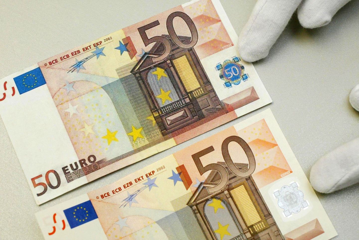 Võltsitud (ülemine) ja originaalne 50-eurone. Foto on illustratiivne.