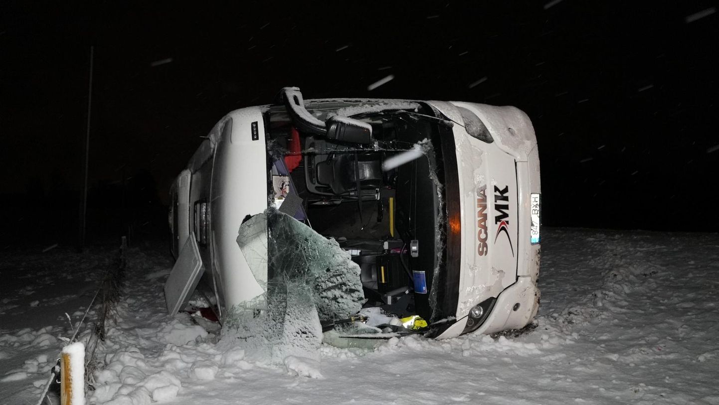 Laupäeva õhtul Rakvere–Haljala teel kraavi sõitnud bussis oli 17 reisijat ja juht. Kolm inimest toimetati haiglasse.