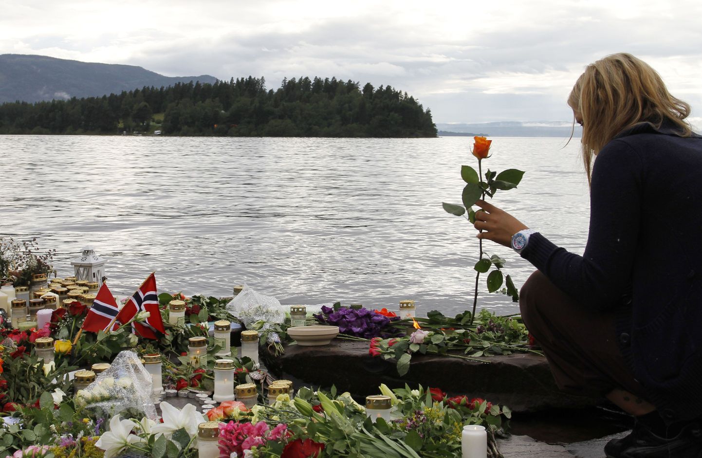 Lilled ja küünlad Utøya saarel hukkunute mälestuseks