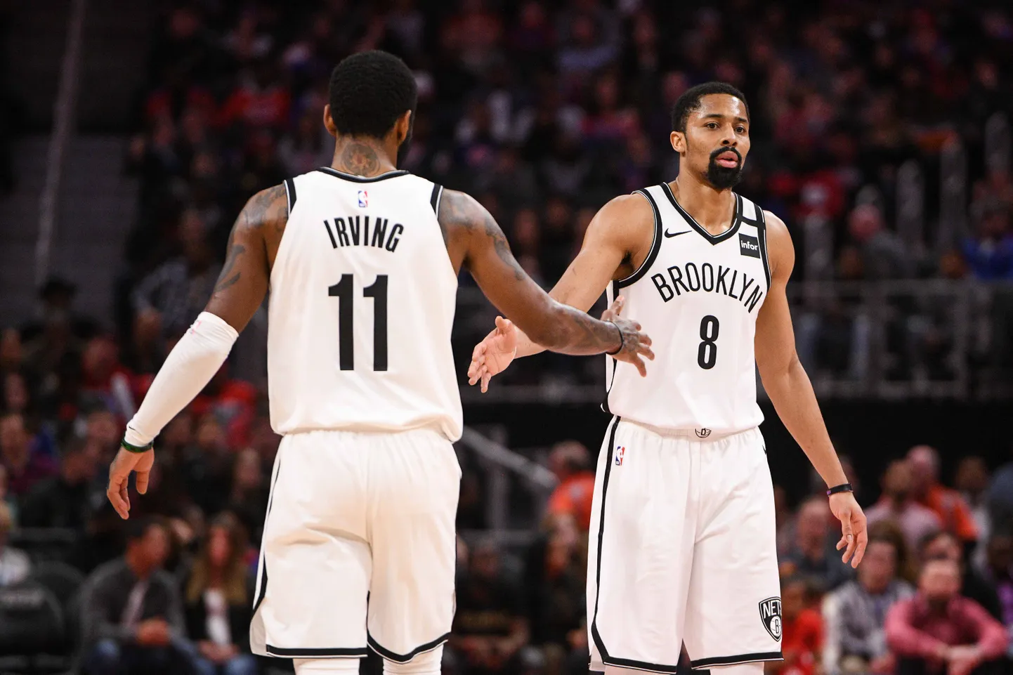 Spencer Dinwiddie (paremal) koos endise meeskonnakaaslase Kyrie Irvinguga.