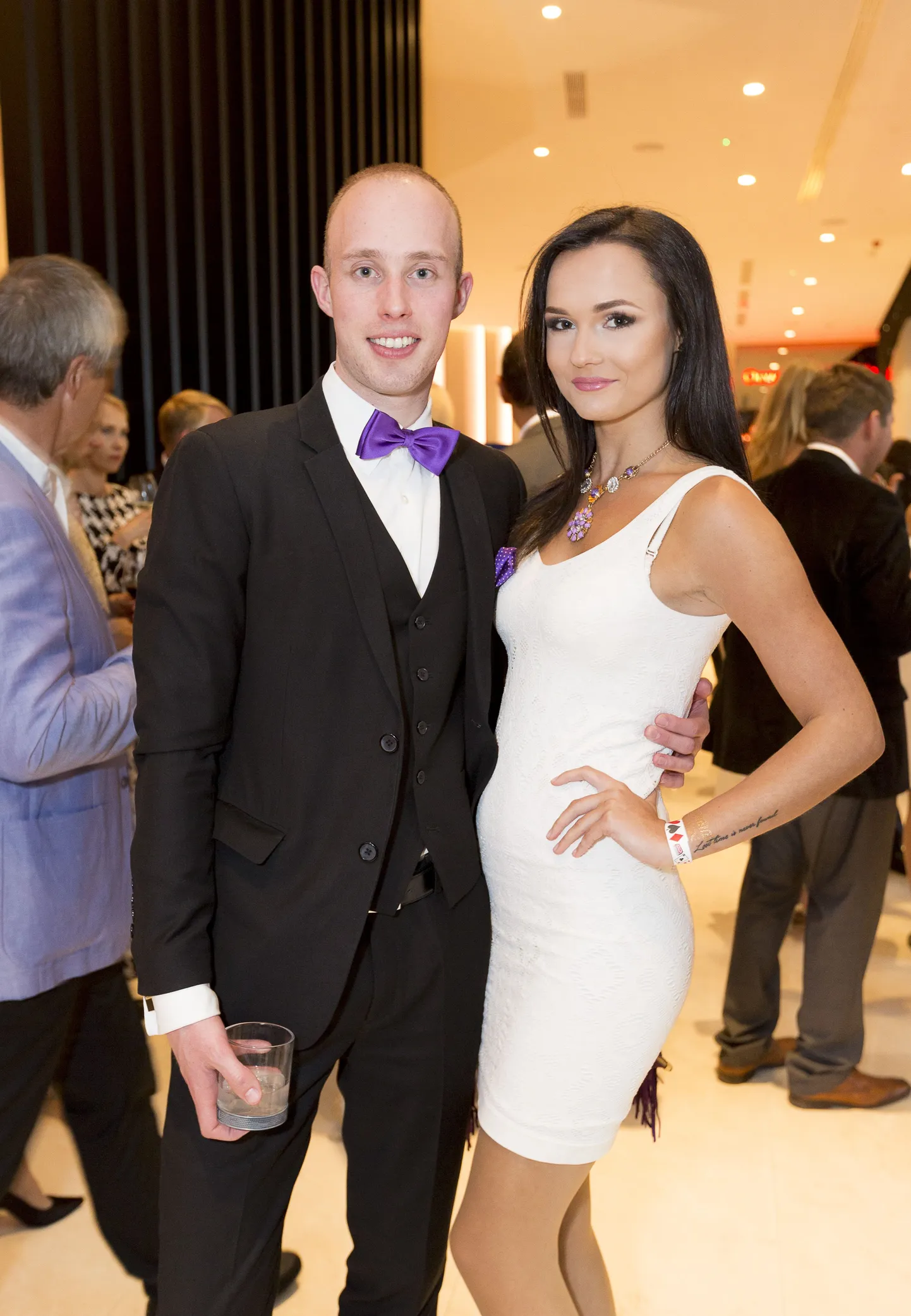 Hilton hotelli suurejooneline avapidu, Erik Karu