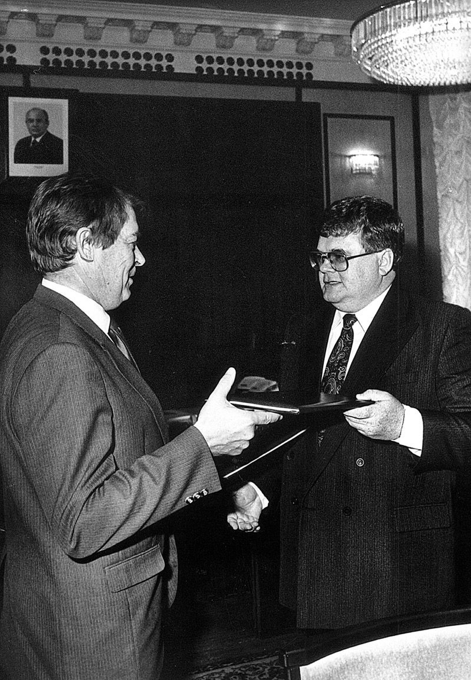 Edgar Savisaar (paremal) oli Moskvas teatud ja tuntud juba paarkümmend aastat tagasi. Pildil vasakul KGB lühiajaline juht Vadim Bakatin, kes kirjutas peaminister Savisaarega 1991. aasta sügisel alla lepped seoses KGB likvideerimisega Eestis.