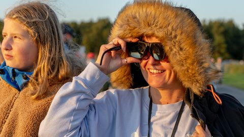 GALERII ⟩ Keevitusmaskid, päikeseprillid, krõbinakarbid - varjutuse jälgijad võtsid Raekülla ühes koduse «observatooriumi»