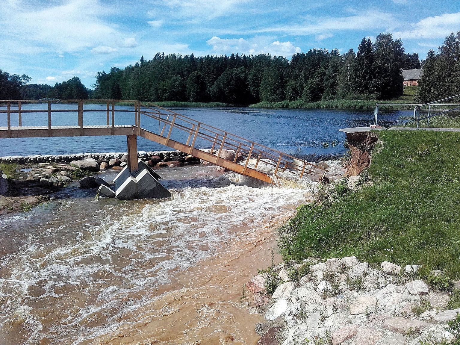 Kohalikud talgulised ehitasid mai alguses Alatskivile oma rahvale jalakäijate silla, mille vesi kolmapäeval kahjuks ära lammutas.