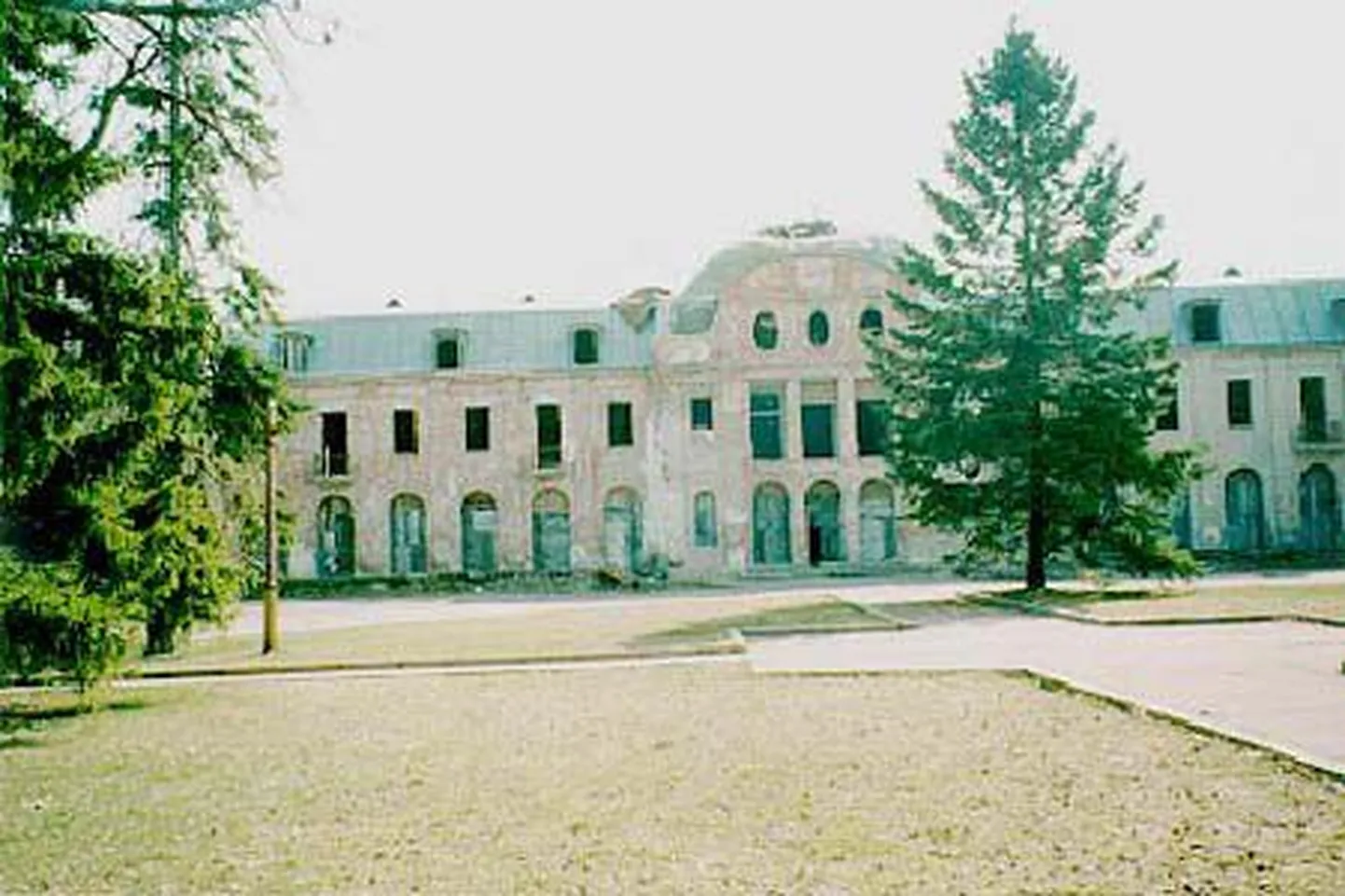 Lagunenud Narva-Jõesuu kuursaal.
