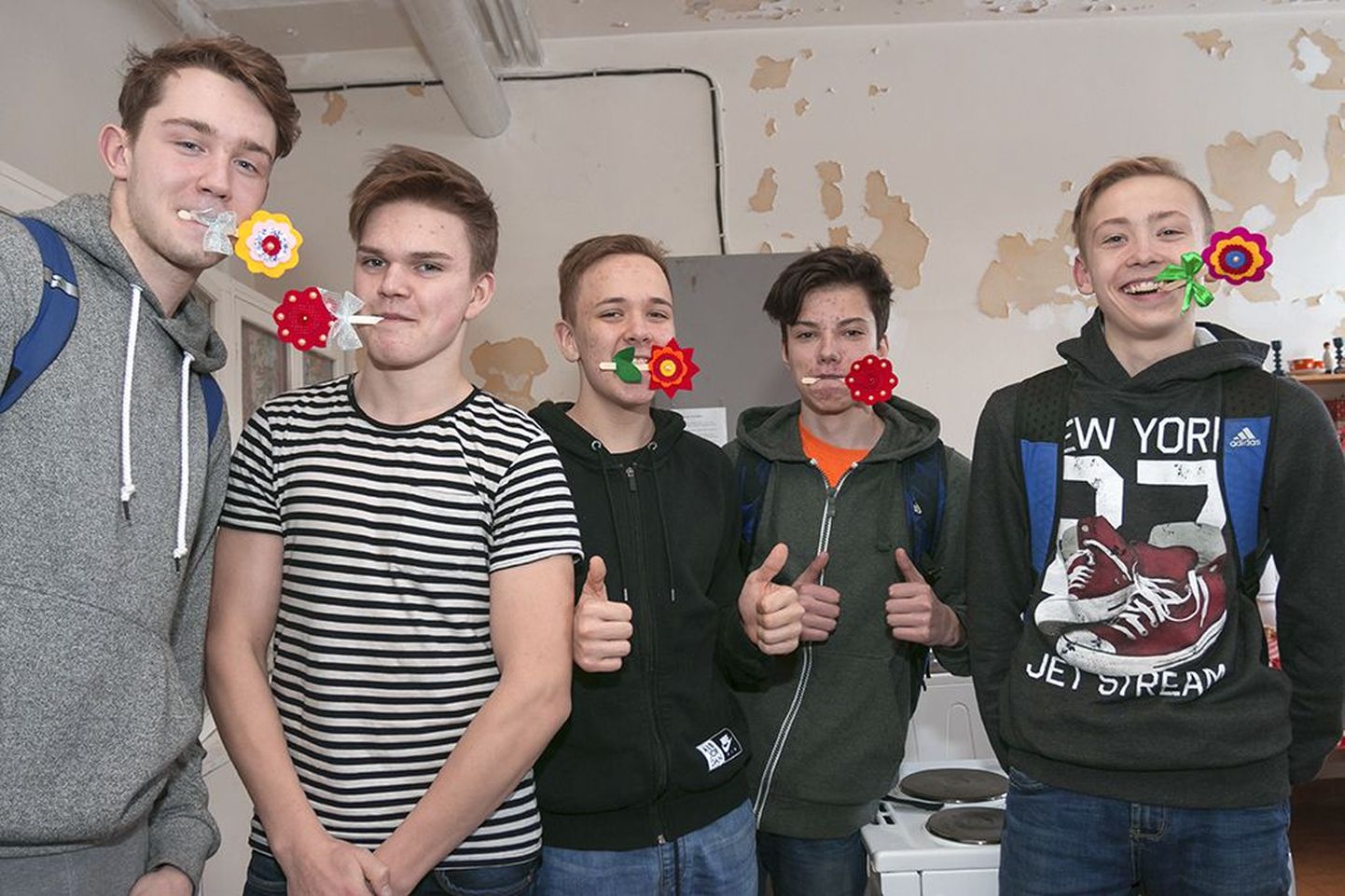 Paalalinna kooli üheksanda klassi noormehed Jako Kõuts, Marc Eirand, Sergo Jakovlev, Alex Tund ja Gustav-Hendrik Seeder omameisterdatud lilledega.