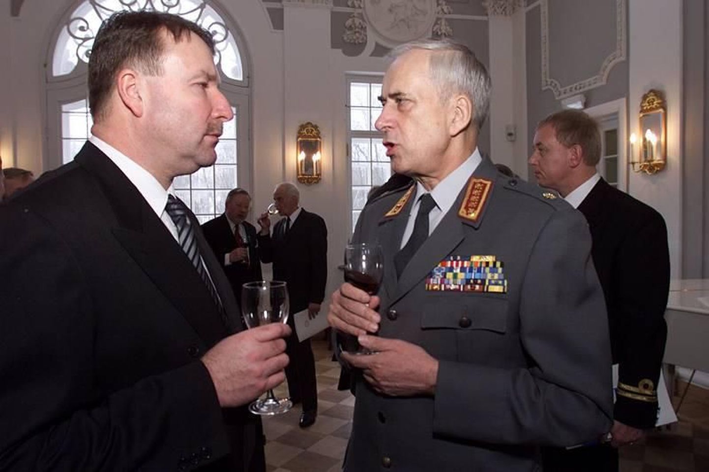 Soome Kaitseväe ülem aastatel 1994-2001, kindral Johan Hägglund (paremal) vestleb Tiit Tammsaarega.