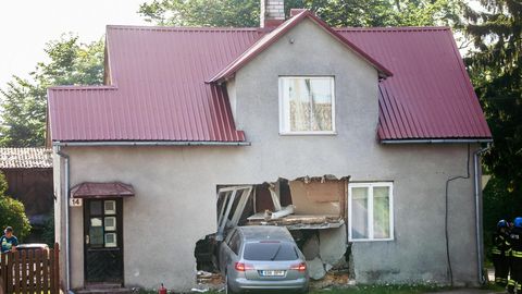 ФОТО И ВИДЕО ⟩ Водитель проломивший на Audi стену дома в Пярну находился в состоянии наркотического опьянения