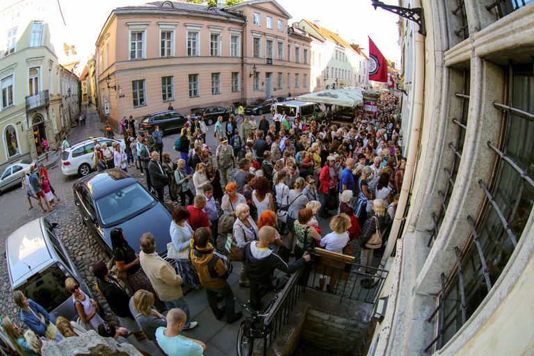 Publik tunglemas Tallinna Linnateatri ukse taga. Fotole on jäädvustatud hetk suure juubelihooaja avapeost 13. augustil 2015. Foto: