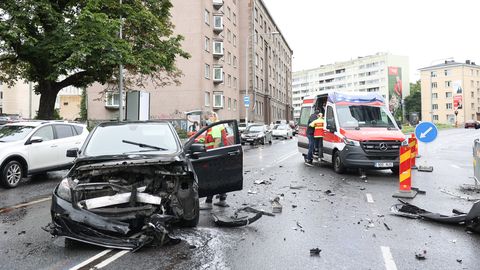 ФОТО ⟩ Авария в самом центре Таллинна: на улице Юхкентали нарушено движение
