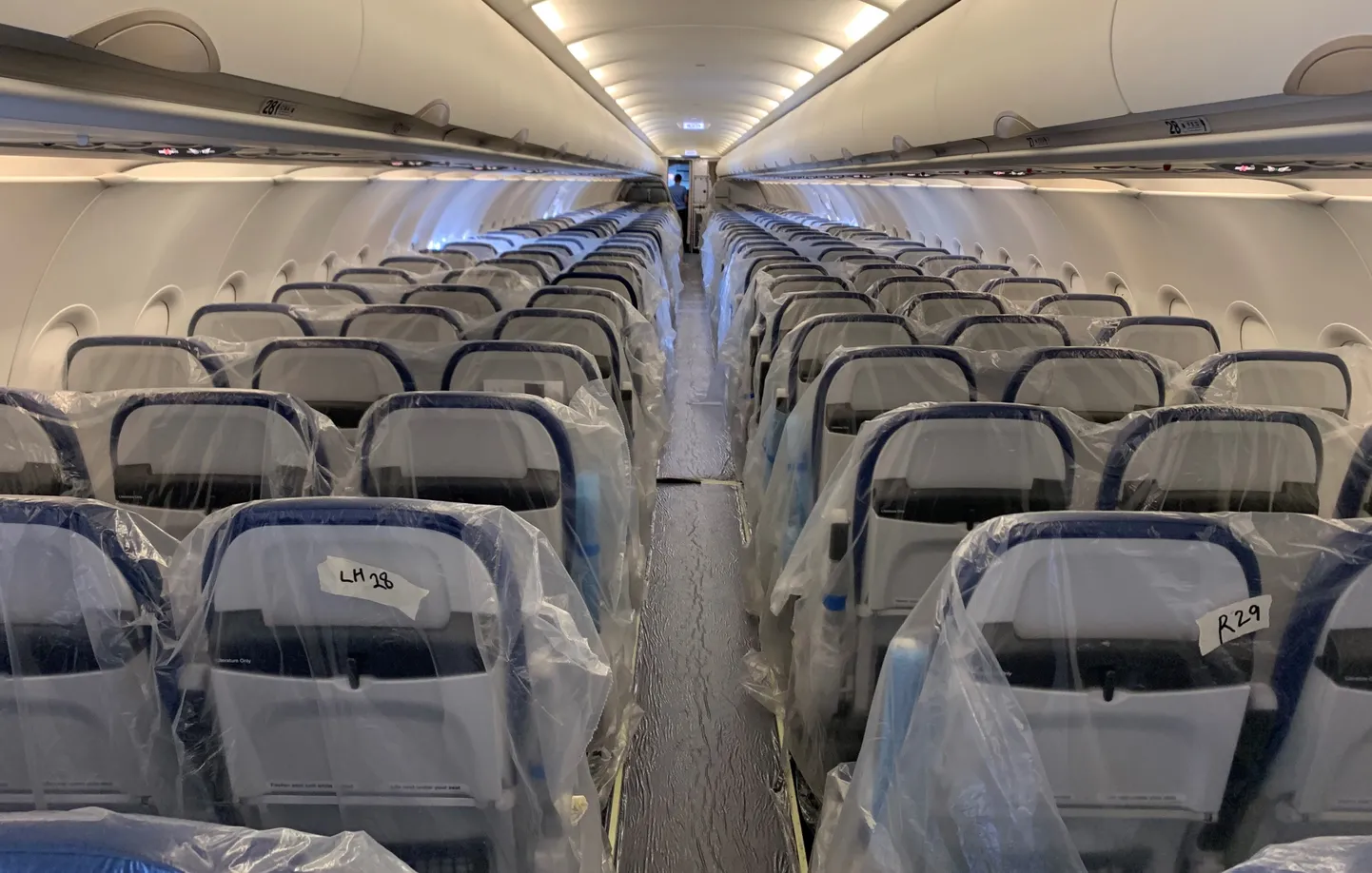 Uuenduskuuri läbinud salongis hakkavad toolid paikenema üsna tihedalt. Näiteks Easyjet paigutab Airbus 320 lennukisse sõltuvalt konfiguratsioonist sama arvu reisijaid (180) või reajagu rohkem (186).
