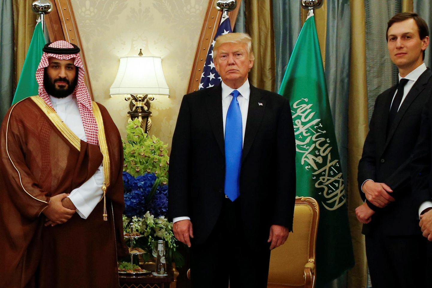 Saudi kroonprints Mohammed bin Salman kohtumisel Ameerika Ühendriikide presidendi Donald Trumpi ja tema nõunikust väimehe Jared Kushneriga Ar-Riyāḑis.
