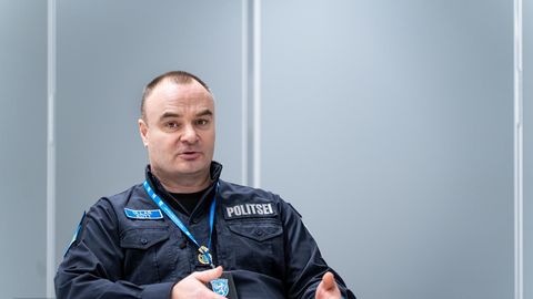 Vormikaamera järgi tulistas relvaga sihtinud mees ka ise politseiniku suunas. Ametnike tegevuses esialgu rikkumisi ei nähta